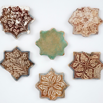 Zes kleine stervormige Kashan lusterglazuur tegels, Centraal-Perzië 13/14e eeuw