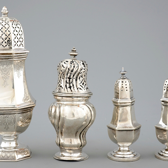 Vier fraaie zilveren strooiers, w.o. een paar, 18/19e eeuw