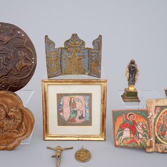 Un lot d'objets religieux, incl. une miniature, deux icones de voyae, etc..