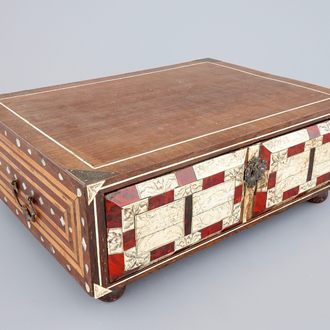 Une boîte à tiroir en bois incrusté d'écaille de tortue et os, prob. Allemagne, 19ème