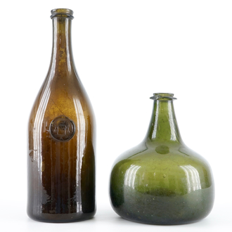 Twee vroege glazen flessen, een met wapenschild, 17e en 18/19e eeuw