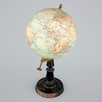 Un globe terrestre sur pied en bois, éditeur Forest, Paris, vers 1925