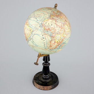 Een globe op houten voet, uitgegeven bij Forest in Parijs, ca. 1925