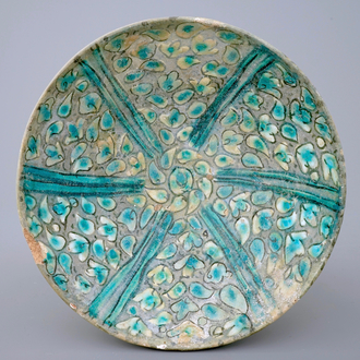 Een in reliëf bewerkte kom met turquoise glazuur, Kashan, Iran, 16/17e eeuw