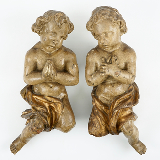 Une paire d'angelots en bois sculpté polychrome, 17/18ème
