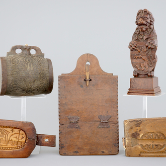 Un lot varié d'objets en bois: un lion de Bruges, une moule à beurre, une planche à speculoos, un cartable et un tonneau à vin, 18/20ème