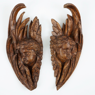 Une paire de têtes d'angelots en bois sculpté, 18ème