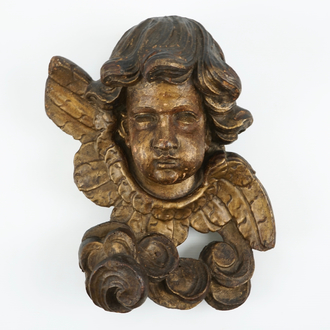 Une tête d'angelot en bois sculpté et doré, 17ème