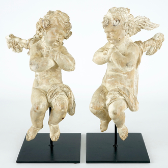 Deux amours en bois sculpté sur socles, baroque, 17ème