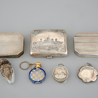 Een lot van drie zilveren doosjes, twee reliekhouders en twee geurflesjes, 19e eeuw
