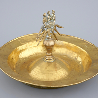 Un bol d'offrande en cuivre monté en bronze, Nuremberg, 16/17ème