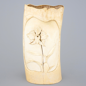 Un vase Art Nouveau en ivoire sculpté, vers 1895, dans le style de Philippe Wolfers (1858-1929)