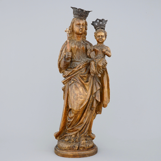 Une grande figure d'une Vierge à l'Enfant en bois, Flandres, 16/17ème