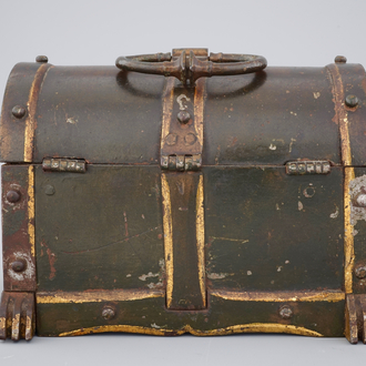 Un coffret en fer forgé partiellement doré, 16/17ème