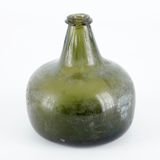 Een groen glazen wijnfles, wellicht Nederland, 17e eeuw