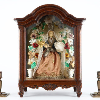Une Vierge à l'Enfant en cire sous verre et une paire de bougeoirs en bronze, 19/20ème
