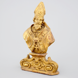 Un buste en bois sculpté et doré de Saint Eloy, 17/18ème