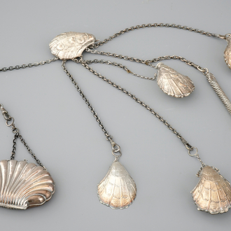 Une chatelaine en argent aux coquilles, 18/19ème