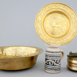 Een koperen Mechelse doopschotel, een doopbassin uit Neurenberg, een Italiaanse bronzen wijwateremmer en een Westerwald bierkan, 16/18e eeuw