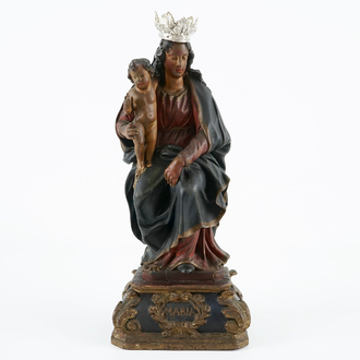 Une Vierge à l'Enfant en bois sculpté polychrome sur socle, Flandres, 18ème