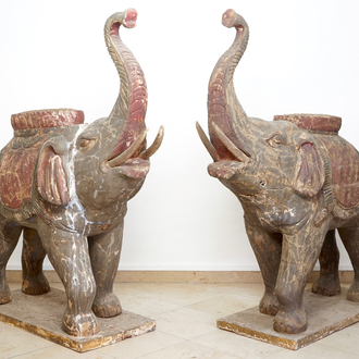 Une grande paire d'éléphants en bois sculpté polychrome, Asie de l'Ouest, 20ème