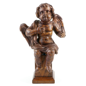 Een fraaie houten engel op sokkel, 17/18e eeuw
