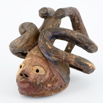 Un masque africain en bois sculpté de type "Gelede", Yoruba, Nigeria, 20ème