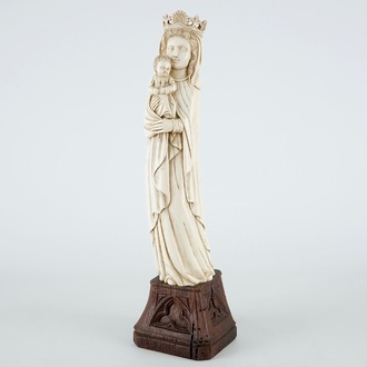 Une grande Vierge à l'Enfant en ivoire sculpté neogothique, prob. Dieppe, 19ème