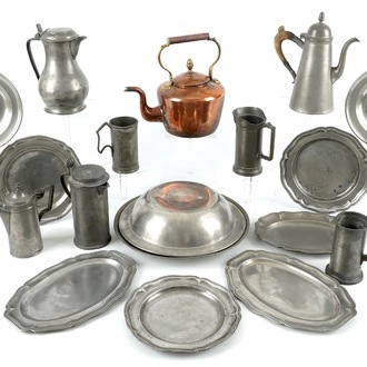 A collection of pewter wares, consisting of 18 jugs, plates, trays and bowls, 18/19th C.