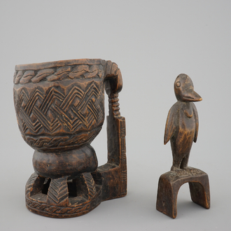 Een houten Kuba beker en een zoömorf ornament, Congo, 20e eeuw