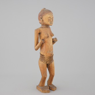 Een Afrikaans houten beeld, Pende of Chokwe, Congo, 1e helft 20e eeuw