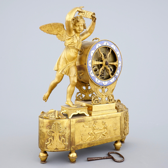 Une pendule squelette en bronze doré avec un Amour, époque Empire, début du 19ème