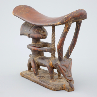 Un appuie-tête en bois sculpté africain, 20ème