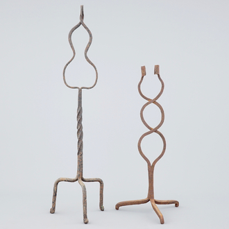 Deux grands bougeoirs en fer forgé, 17ème