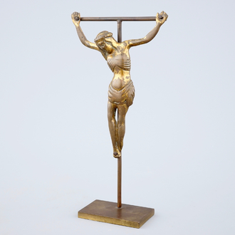 Christ sur la croix en bronze, traces de dorure, Flandres, 15ème