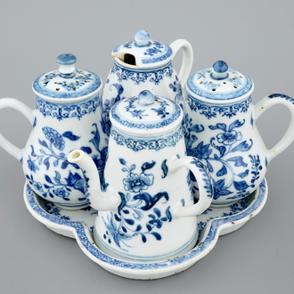 Een zeldzaam blauw-wit Chinees export porselein olie- en azijnstel op onderschotel, Qianlong, 18e eeuw