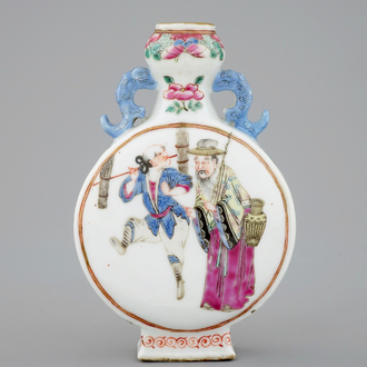 Un petit vase chinois famille rose en forme de bouteille, début du 19ème
