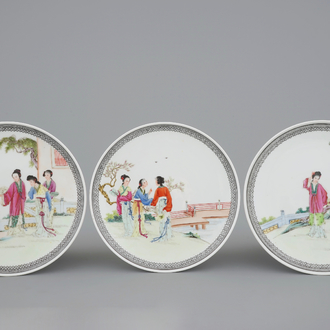 Un lot de 3 assiettes en porcelaine de Chine famille rose, 20ème