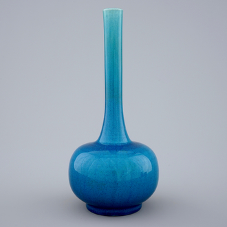Un vase monochrome turquoise en porcelaine de Japon, Awaji, 19ème