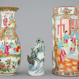 Deux vases en porcelaine de Canton famille rose et un poisson d'Arita, Japon, 19ème