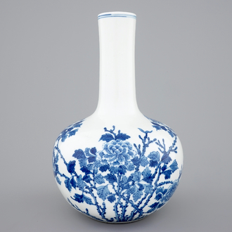 Un vase de forme bouteille en porcelaine de Chine bleu et blanc, 20ème