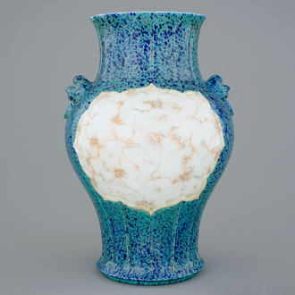 Un vase en porcelaine de Chine en oeuf de rouge-gorge et faux marbre, marque de Qianlong, 20ème