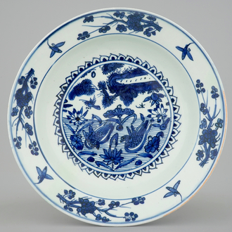 Un plat en porcelaine de Chine bleu et blanc à décor de canards mandarins, Dynastie Ming