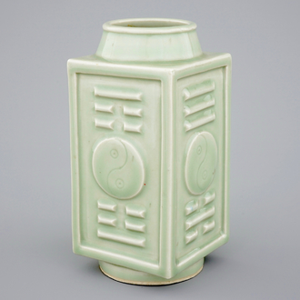 Un vase chinois de forme cong en céladon, marque de Yongzheng, 19/20ème