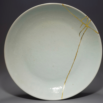 Un plat en porcelaine de Chine monochrome à décor sgraffito, Kangxi