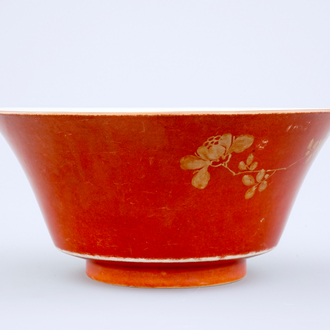 A Chinese coral red and gilt bowl, 18/19th C.