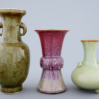 Un lot de 3 vases monochromes en porcelaine de Chine, 19ème