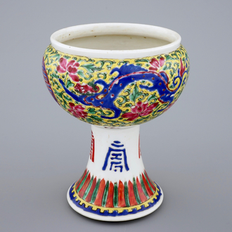 Une coupe à pied en porcelaine de Chine famille rose à décor de dragons, 19ème