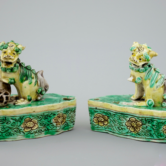 Une paire de porte encens chinois en biscuit famille verte en forme de chiens de foo, Kangxi