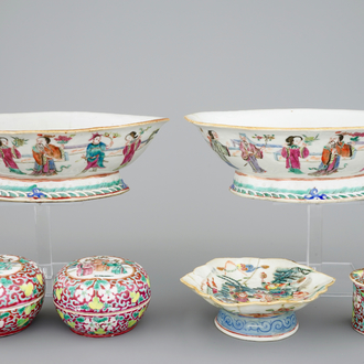 Une paire de bols en porcelaine de Chine famille rose et 3 boîtes couvertes, 19ème